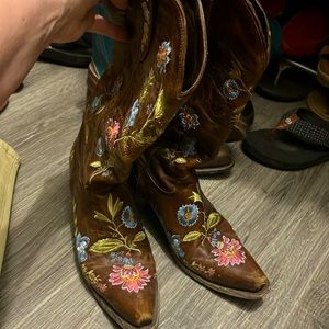 Beautiful women’s Lane boots with embroidered flowers 8